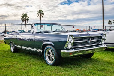 Daytona Plajı, FL - 28 Kasım 2020: 1966 Ford Fairlane yerel bir araba fuarında üstü açılır.