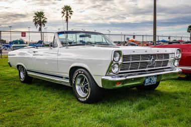 Daytona Plajı, FL - 28 Kasım 2020: 1966 Ford Fairlane yerel bir araba fuarında üstü açılır.