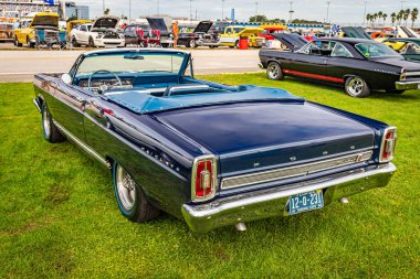 Daytona Plajı, FL - 28 Kasım 2020: 1966 Ford Fairlane yerel bir araba fuarında üstü açılır.