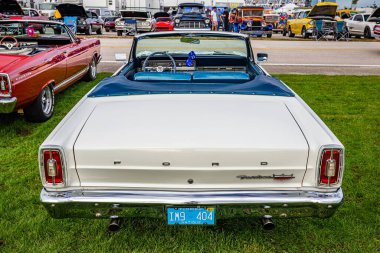 Daytona Plajı, FL - 28 Kasım 2020: 1966 Ford Fairlane yerel bir araba fuarında üstü açılır.