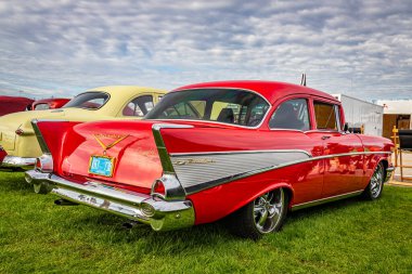 Daytona Plajı, FL - 28 Kasım 2020: 1957 Chevrolet BelAir Coupe Yerel bir araba fuarında.