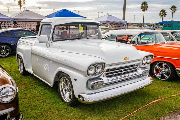 Daytona Plajı, FL - 28 Kasım 2020: 1958 Chevrolet Apache 3100 Yerel bir araba fuarında.