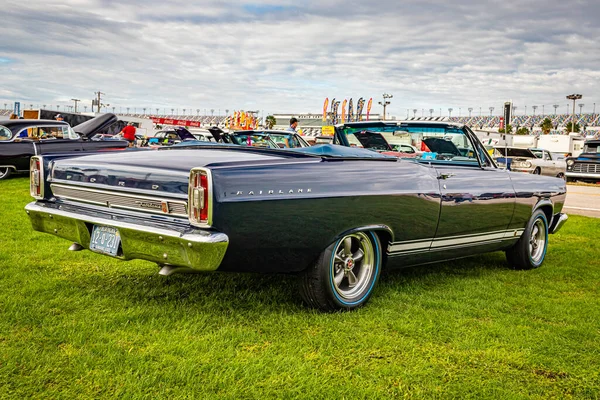 Daytona Plajı, FL - 28 Kasım 2020: 1966 Ford Fairlane yerel bir araba fuarında üstü açılır.