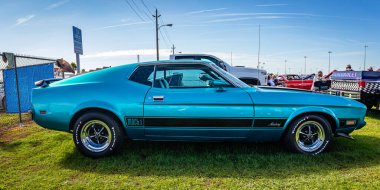 Daytona Plajı, FL - 28 Kasım 2020: 1973 Ford Mustang Yerel bir araba fuarında.