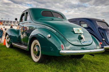 Daytona Plajı, FL - 28 Kasım 2020: 1939 Ford DeLuxe Coupe Yerel bir araba fuarında.
