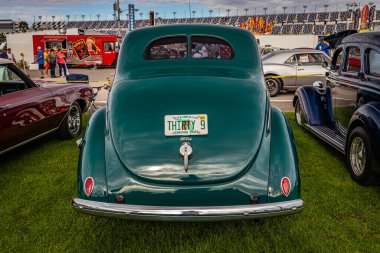 Daytona Plajı, FL - 28 Kasım 2020: 1939 Ford DeLuxe Coupe Yerel bir araba fuarında.