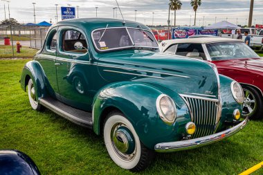 Daytona Plajı, FL - 28 Kasım 2020: 1939 Ford DeLuxe Coupe Yerel bir araba fuarında.