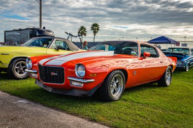 Daytona Plajı, FL - 28 Kasım 2020: 1973 Chevrolet Camaro Z28 yerel bir araba fuarında.