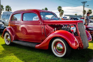 Daytona Plajı, FL - 28 Kasım 2020: 1935 Ford Tudor Sedan Yerel bir araba fuarında.