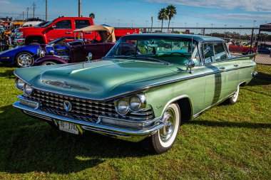 Daytona Plajı, FL - 28 Kasım 2020: 1959 Buick Invicta Yerel bir araba fuarında.