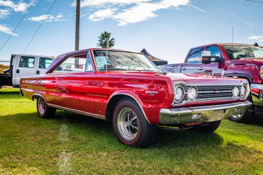 Daytona Plajı, FL - 28 Kasım 2020: 1967 Plymouth Belvedere GTX Yerel bir araba fuarında.