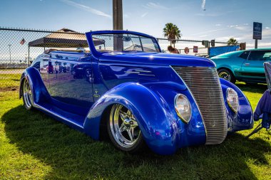 Daytona Plajı, FL - 28 Kasım 2020: 1937 Ford DeLuxe Yerel bir araba fuarında.