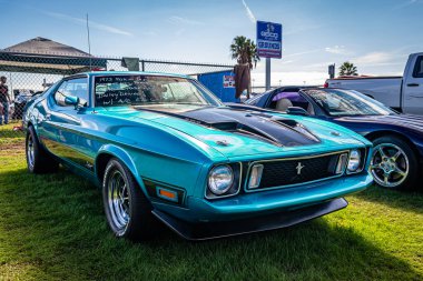 Daytona Plajı, FL - 28 Kasım 2020: 1973 Ford Mustang Yerel bir araba fuarında.