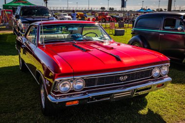 Daytona Plajı, FL - 28 Kasım 2020: 1966 Chevrolet Chevelle SS Yerel bir araba fuarında.
