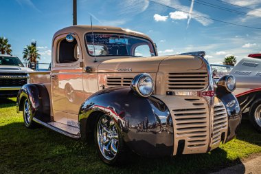 Daytona Plajı, FL - 28 Kasım 2020: 1947 Dodge kamyonet yerel bir araba fuarında.