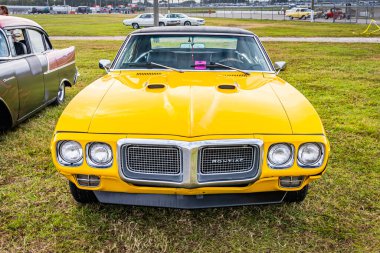 Daytona Plajı, FL - 29 Kasım 2020: 1969 Pontiac Firebird Yerel bir araba fuarında.