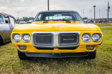 Daytona Plajı, FL - 29 Kasım 2020: 1969 Pontiac Firebird Yerel bir araba fuarında.