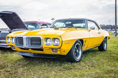 Daytona Plajı, FL - 29 Kasım 2020: 1969 Pontiac Firebird Yerel bir araba fuarında.