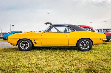 Daytona Plajı, FL - 29 Kasım 2020: 1969 Pontiac Firebird Yerel bir araba fuarında.