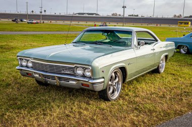 Daytona Plajı, FL - 29 Kasım 2020: 1966 Chevrolet Impala Yerel bir araba fuarında.