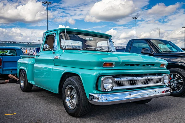 Daytona Plajı, FL - 28 Kasım 2020: 1965 Chevrolet C10 kamyonet yerel bir araba fuarında.