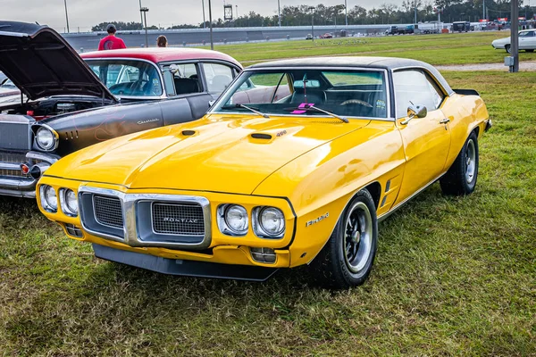Daytona Plajı, FL - 29 Kasım 2020: 1969 Pontiac Firebird Yerel bir araba fuarında.