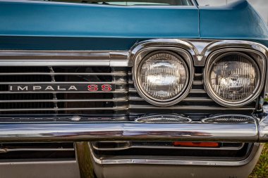 Daytona Plajı, FL - 29 Kasım 2020: 1965 Chevrolet Impala SS Yerel bir araba fuarında.