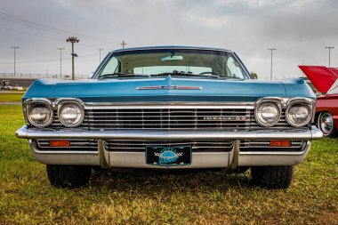 Daytona Plajı, FL - 29 Kasım 2020: 1965 Chevrolet Impala SS Yerel bir araba fuarında.