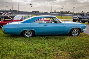 Daytona Plajı, FL - 29 Kasım 2020: 1965 Chevrolet Impala SS Yerel bir araba fuarında.