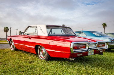 Daytona Plajı, FL - 29 Kasım 2020: 1964 Ford Thunderbird Yerel bir araba fuarında.