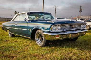 Daytona Plajı, FL - 29 Kasım 2020: 1963 Ford Galaxie 500 XL Yerel bir araba fuarında.