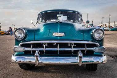 Daytona Plajı, FL - 29 Kasım 2020: 1954 Chevrolet BelAir Yerel bir araba fuarında.