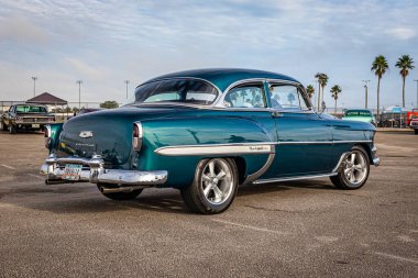 Daytona Plajı, FL - 29 Kasım 2020: 1954 Chevrolet BelAir Yerel bir araba fuarında.