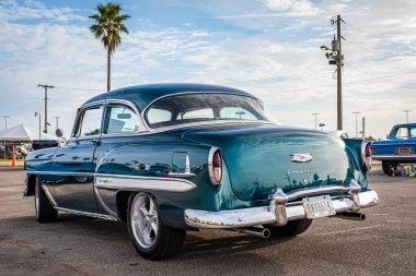 Daytona Plajı, FL - 29 Kasım 2020: 1954 Chevrolet BelAir Yerel bir araba fuarında.