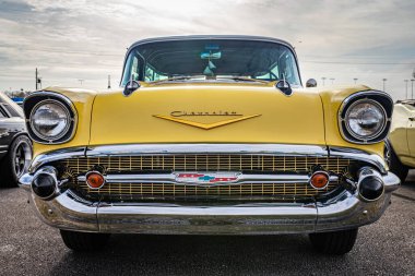 Daytona Plajı, FL - 29 Kasım 2020: 1957 Chevrolet Nomad Yerel bir araba fuarında.