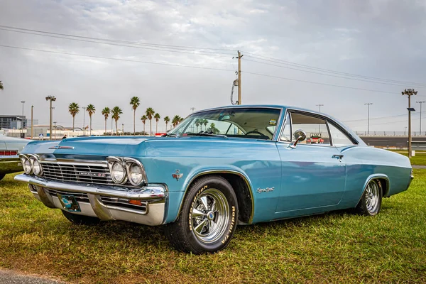 Daytona Plajı, FL - 29 Kasım 2020: 1965 Chevrolet Impala SS Yerel bir araba fuarında.