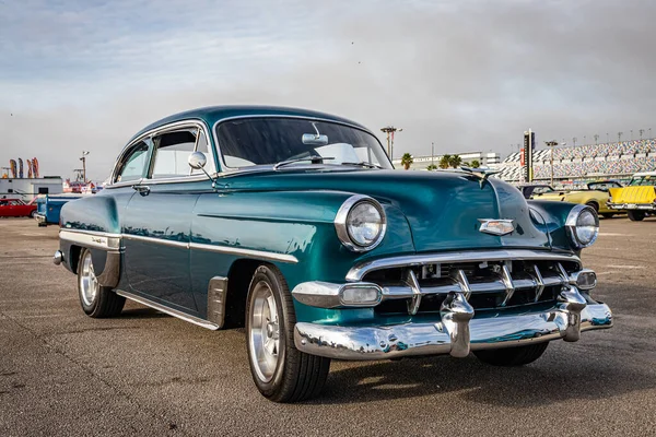 Daytona Plajı, FL - 29 Kasım 2020: 1954 Chevrolet BelAir Yerel bir araba fuarında.
