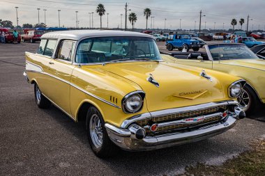 Daytona Plajı, FL - 29 Kasım 2020: 1957 Chevrolet Nomad Yerel bir araba fuarında.