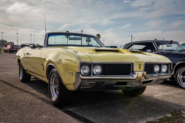 Daytona Plajı, FL - 29 Kasım 2020: 1969 Oldsmobile Cutlass Yerel bir araba fuarında.