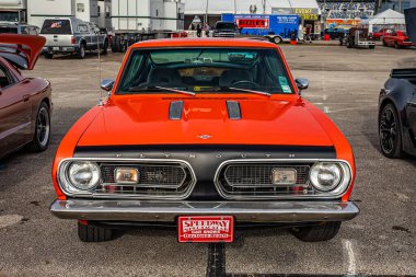 Daytona Plajı, FL - 29 Kasım 2020: 1967 Plymouth Barracuda Yerel bir araba fuarında.