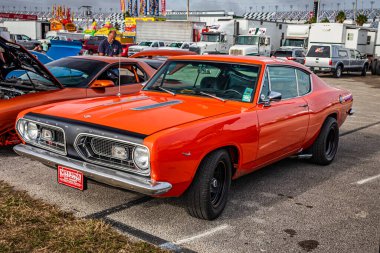 Daytona Plajı, FL - 29 Kasım 2020: 1967 Plymouth Barracuda Yerel bir araba fuarında.