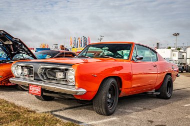 Daytona Plajı, FL - 29 Kasım 2020: 1967 Plymouth Barracuda Yerel bir araba fuarında.