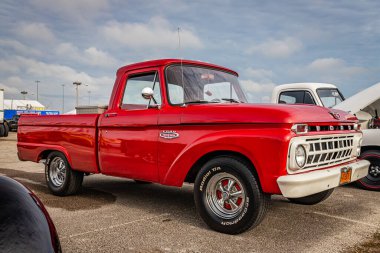 Daytona Plajı, FL - 29 Kasım 2020: 1965 Ford F-100 Yerel bir araba fuarından pikap.