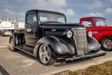 Daytona Plajı, FL - 29 Kasım 2020: 1938 Chevrolet yarım tonluk pikap yerel bir araba fuarında.