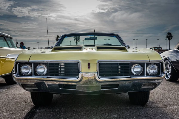 Daytona Plajı, FL - 29 Kasım 2020: 1969 Oldsmobile Cutlass Yerel bir araba fuarında.