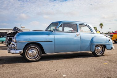Daytona Plajı, FL - 29 Kasım 2020: 1951 Plymouth Cranbrook Yerel bir araba fuarında.