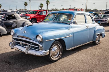 Daytona Plajı, FL - 29 Kasım 2020: 1951 Plymouth Cranbrook Yerel bir araba fuarında.