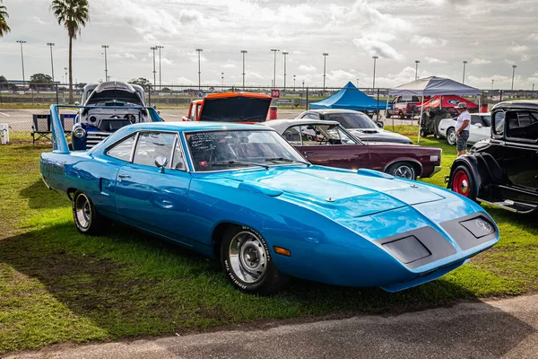 Daytona Plajı, FL - 29 Kasım 2020: 1970 Plymouth Road Runner Superbird Yerel bir araba fuarında.