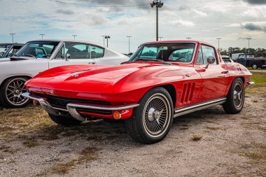 Daytona Plajı, FL - 29 Kasım 2020 Chevrolet Corvette Sting Ray yerel bir araba fuarında.