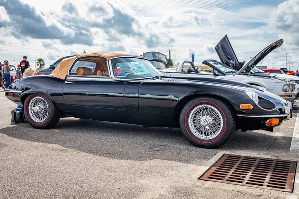 Daytona Plajı, FL - 29 Kasım 2020 1973 Jaguar XKE E-Type Yerel bir araba fuarında.